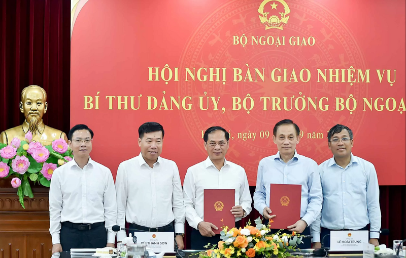 Đồng chí Bùi Thanh Sơn, Ủy viên Trung ương Đảng, Phó Thủ tướng Chính phủ, nguyên Bí thư Đảng ủy, Bộ trưởng Ngoại giao bàn giao nhiệm vụ cho đồng chí Lê Hoài Trung. Ảnh: Quang Hòa