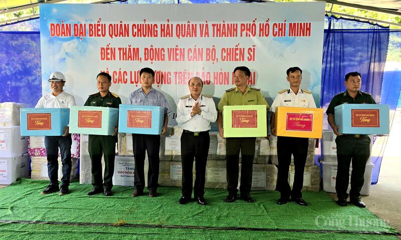 Chuẩn đô đốc Đỗ Văn Yên thay mặt Bộ tư lệnh Hải quân tặng quà cho các lực lượng đang làm nhiệm vụ trên đảo Hòn Khoai.