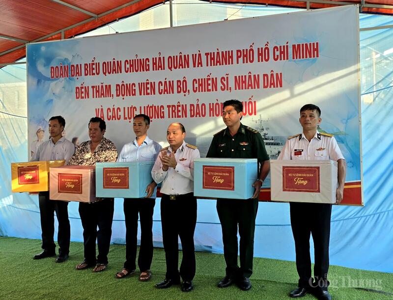 Chuẩn đô đốc Đỗ Văn Yên tặng quà cho các lực lượng chức năng đang công tác tại đảo Hòn Chuối.