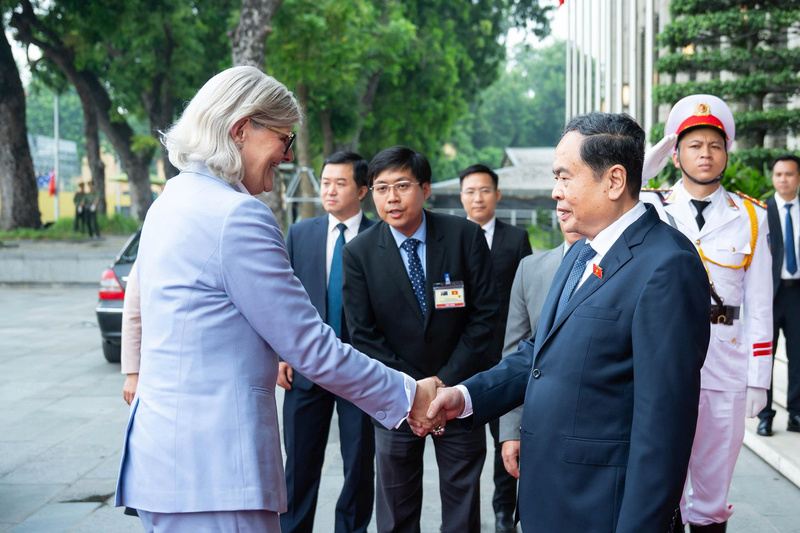 Chủ tịch Quốc hội Trần Thanh Mẫn hoan nghênh Toàn quyền Australia Sam Mostyn thăm Việt Nam. Ảnh: quochoi.vn
