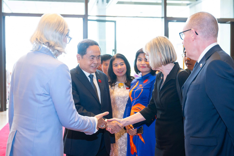 Toàn quyền Australia Sam Mostyn giới thiệu với Chủ tịch Quốc hội Trần Thanh Mẫn các đại biểu phía Australia. Ảnh: quochoi.vn