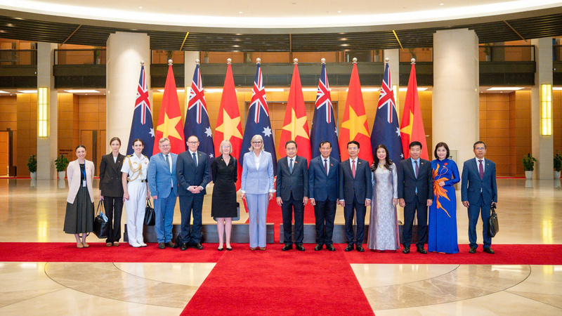 Chủ tịch Quốc hội Trần Thanh Mẫn và Toàn quyền Australia Sam Mostyn chụp ảnh lưu niệm cùng các đại biểu. Ảnh: quochoi.vn