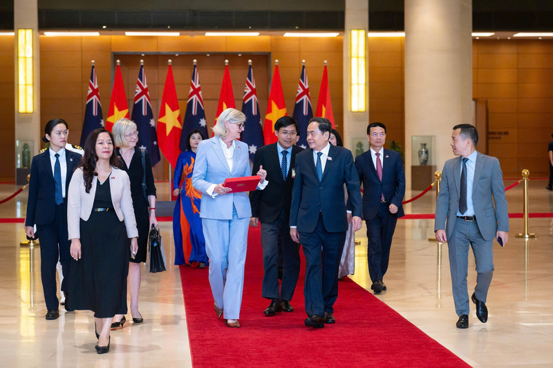 Chủ tịch Quốc hội Trần Thanh Mẫn tiễn Toàn quyền Australia Sam Mostyn. Ảnh: quochoi.vn