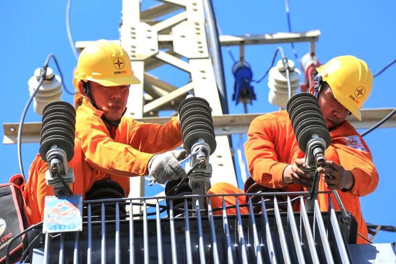 Nhân viên điện lực đang kiểm tra hệ thống. Ảnh: VGP.