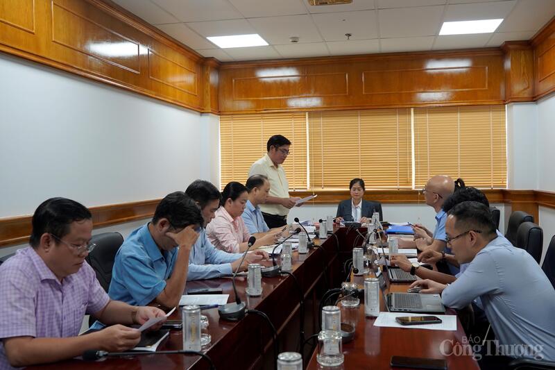 Đoàn công tác làm việc với UBND phường Xuân Hòa về việc giải quyết thủ tục hành chính trong lĩnh vực ngành Công Thương ở phường. Ảnh: Nguyễn Ngọc