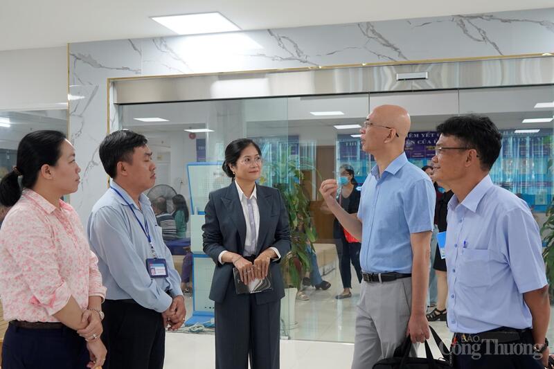 Phó Cục trưởng Cục Xuất nhập khẩu Trần Thanh Hải cùng đoàn công tác kiểm tra Trung tâm Hành chính công phường Xuân Hòa, TP. Hồ Chí Minh. Ảnh: Nguyễn Ngọc