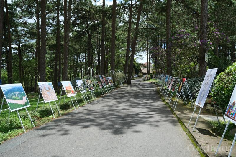 Không gian trưng bày hình ảnh với chủ đề "Sắc màu văn hóa các dân tộc tỉnh Lâm Đồng". Ảnh: Lê Sơn