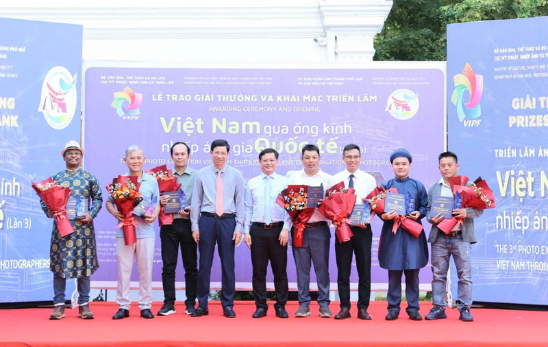 Đại diện lãnh đạo Bộ Văn hoá Thể thao và Du lịch, TP. Huế trao giải cho các tác giả. Ảnh: Nguyễn Tuấn