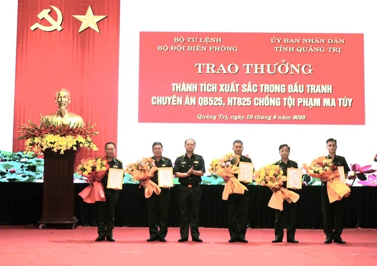 Trung tướng Nguyễn Anh Tuấn, Bí thư Đảng ủy, Chính ủy Bộ đội Biên phòng trao thưởng cho các tập thể có thành xuất sắc trong thực hiện 2 chuyên án về tội phạm ma túy.