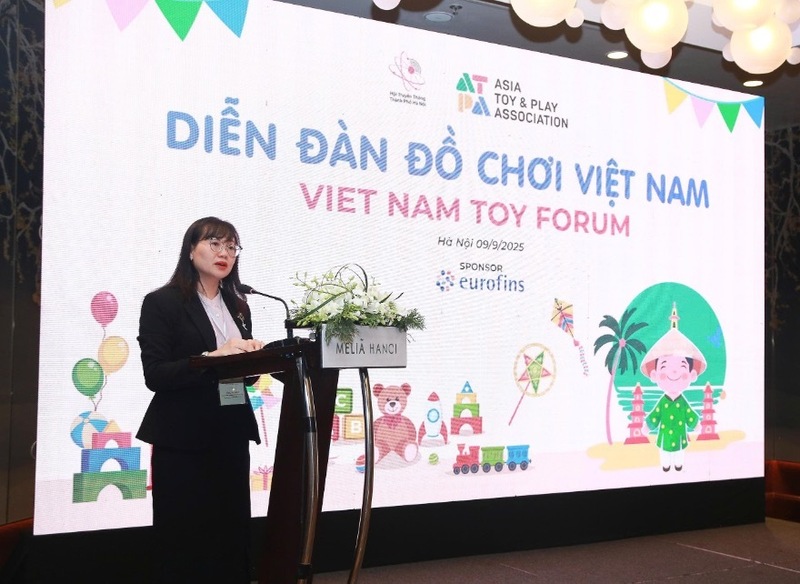 Bà Vương Thị Minh Hiếu, Phó Cục trưởng Cục Đầu tư nước ngoài (Bộ Tài chính) trao đổi về môi trường đầu tư. Ảnh: Cục Xuất nhập khẩu