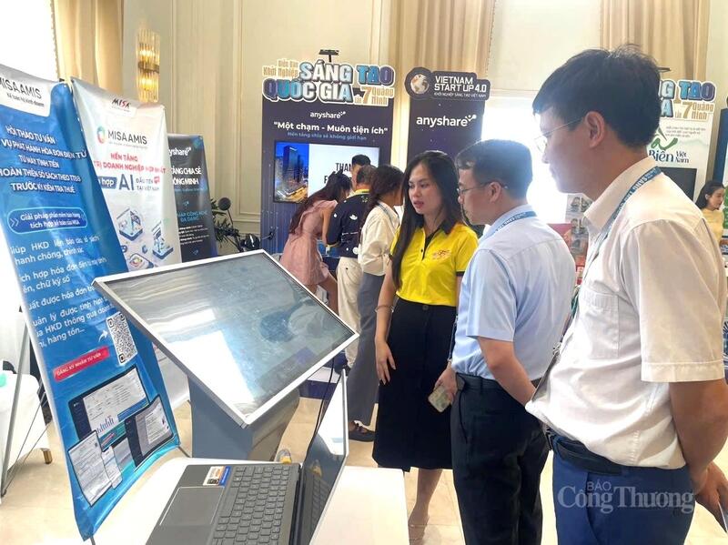 Các đại biểu tham qua, trải nghiệm các gian hàng công nghệ tại diễn đàn