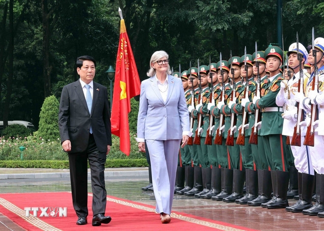 Chủ tịch nước Lương Cường và Toàn quyền Australia Sam Mostyn duyệt đội danh dự Quân đội nhân dân Việt Nam. Ảnh: Lâm Khánh/TTXVN