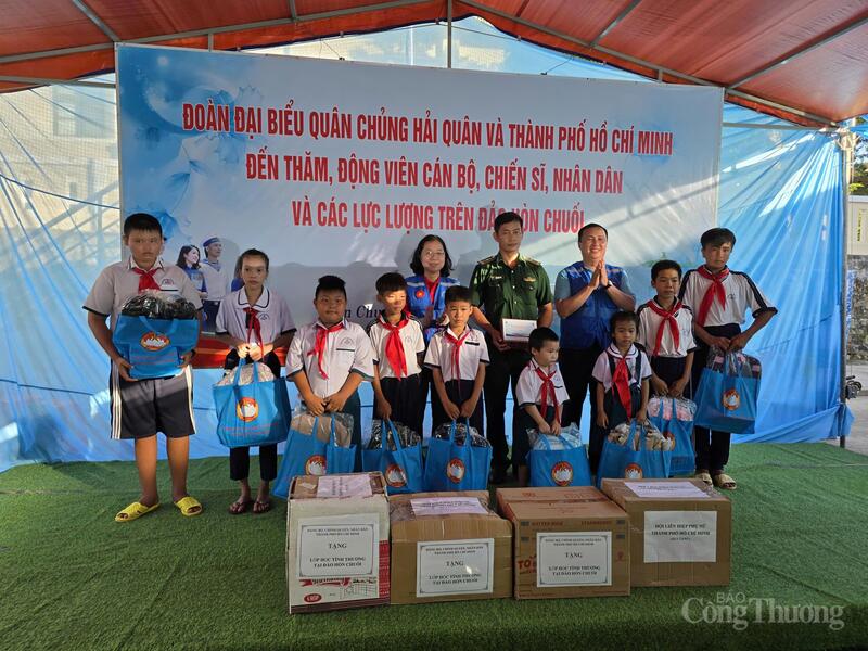 Đoàn công tác tặng quà cho lớp học tình thương trên đảo Hòn Chuối.