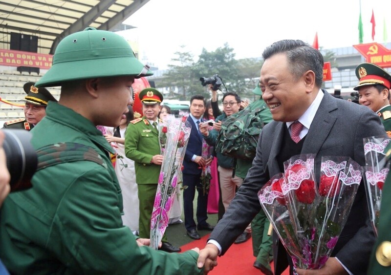 Ông Trần Sỹ Thanh, Chủ tịch UBND TP. Hà Nội động viên, nhắn nhủ các tân binh lên đường nhập ngũ tại lễ giao, nhận quân năm 2025. Ảnh: VGP