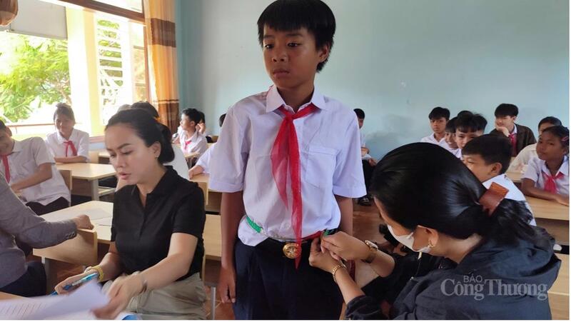 May đo trực tiếp đồng phục trao tặng cho từng em học sinh