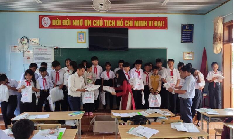 Công ty CP Thủy điện A Vương phối hợp với nhà trường trao quần áo đồng phục cho các em học sinh Trường phổ thông dân tộc bán trú THCS Trần Phú (xã Bến Hiên) ngày 9/9