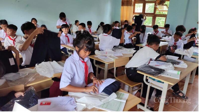 Các em học sinh với niềm vui được trao tặng những đồng phục mới