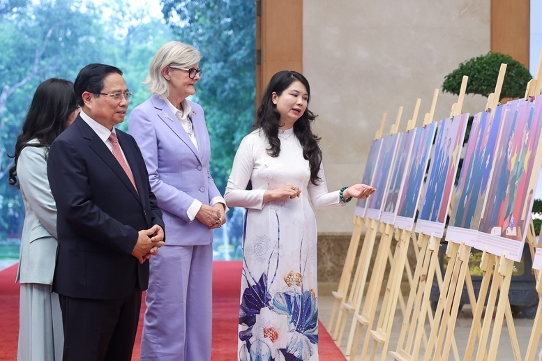 Thủ tướng Phạm Minh Chính và Toàn quyền Australia Sam Mostyn tham quan trưng bày ảnh về quan hệ hợp tác giữa hai nước - Ảnh: VGP/Nhật Bắc