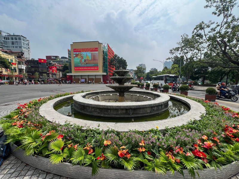 Đài phun nước cũ được giữ lại nguyên bản, được trồng thêm hoa. Ảnh: Phạm Tuấn