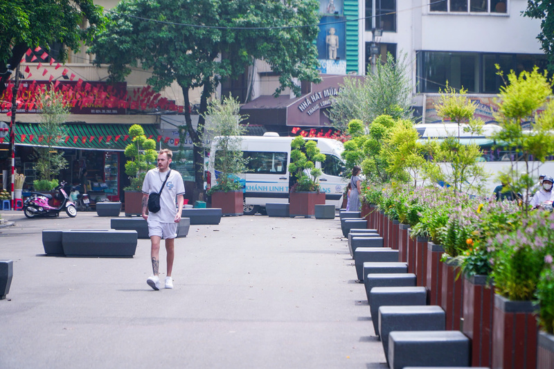 Chính quyền Hà Nội lắp đặt các chậu hoa thành những "hàng rào di động" ngăn các khu vực đi bộ và xe lưu thông trên phố Đinh Tiên Hoàng. Ảnh: Phạm Tuấn