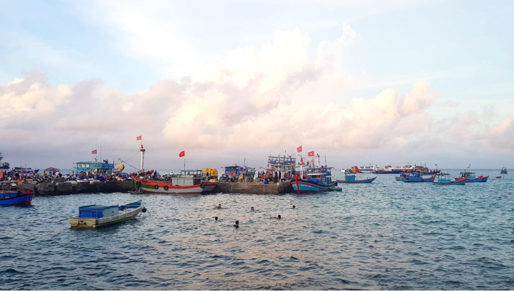 Thời tiết biển 11/9/2025, hầu hết các vùng biển có mưa rào rải rác và dông. Ảnh minh hoạ