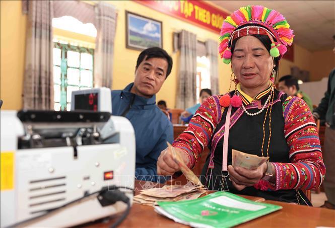 Đồng bào dân tộc Hà Nhì, tỉnh Lai Châu, làm thủ tục vay vốn đầu tư phát triển kinh tế. Ảnh: Trần Việt