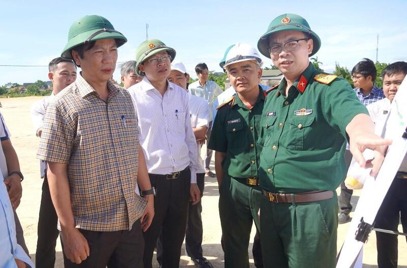 Phó Chủ tịch thường trực UBND tỉnh Quảng Trị Hoàng Nam kiểm tra tiến độ dự án đường ven biển kết nối hành lang kinh tế Đông -Tây (Ảnh: Tiến Nhất)
