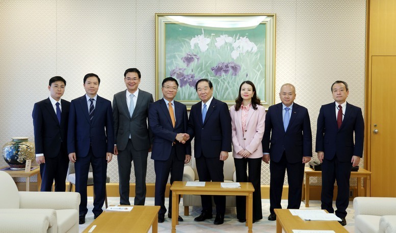 Chủ tịch Hạ viện Nukaga đề nghị Phó Thủ tướng, với những kinh nghiệm, hiểu biết, tình cảm đối với Nhật Bản, sẽ tiếp tục ủng hộ và đóng góp cho sự phát triển hơn nữa của quan hệ Việt Nam - Nhật Bản trong thời gian tới - Ảnh: VGP/Đức Tuân