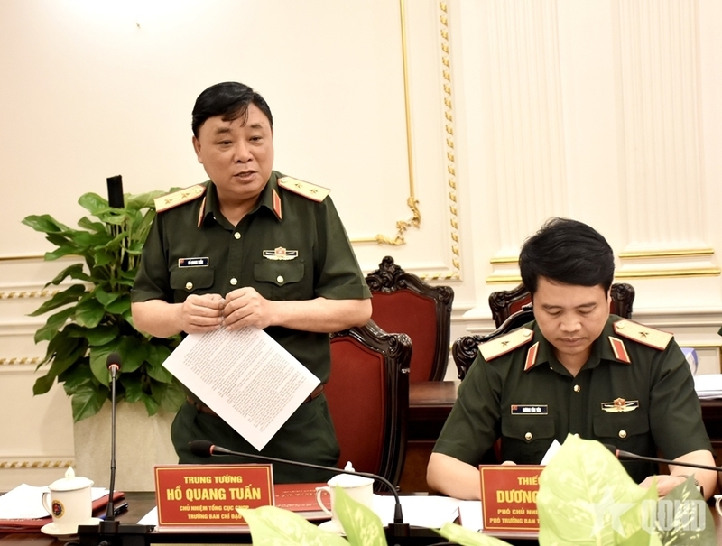 Trung tướng Hồ Quang Tuấn, Chủ nhiệm Tổng cục Công nghiệp Quốc phòng báo cáo tại buổi kiểm tra. Ảnh: QĐND