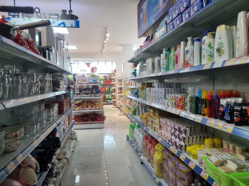 Siêu thị đồ ăn vặt tiếp tục bán hàng không có nhãn phụ tiếng Việt - 5
