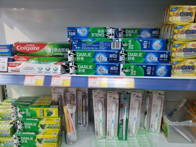 Siêu thị đồ ăn vặt tiếp tục bán hàng không có nhãn phụ tiếng Việt - 6