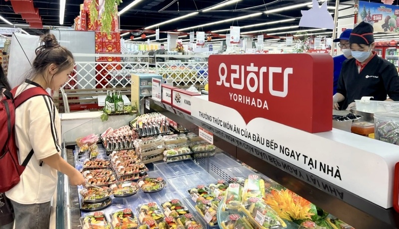 Thực khách chọn món ăn thực phẩm chay tại quầy ẩm thực siêu thị Âu Lạc.
