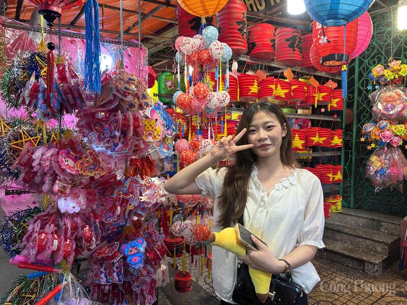 Yến Phượng thích thú check - in trước những mẫu lồng đèn truyền thống.