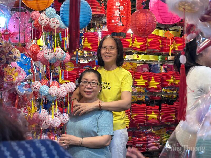 TP. Hồ Chí Minh: Giới trẻ nô nức check-in phố lồng đèn Lương Nhữ Học - 10