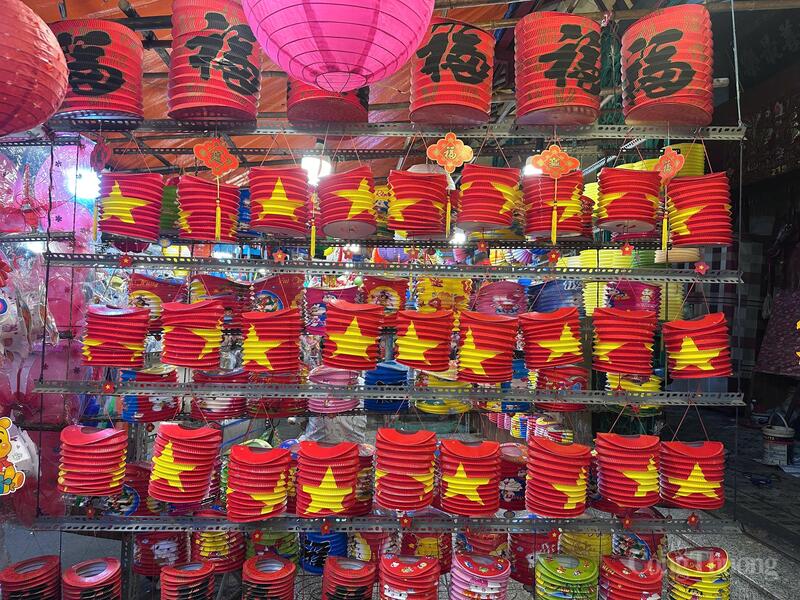 Mẫu lồng đèn cờ đỏ sao vàng bất ngờ trở thành "ngôi sao mới" trong mùa Trung thu năm nay.
