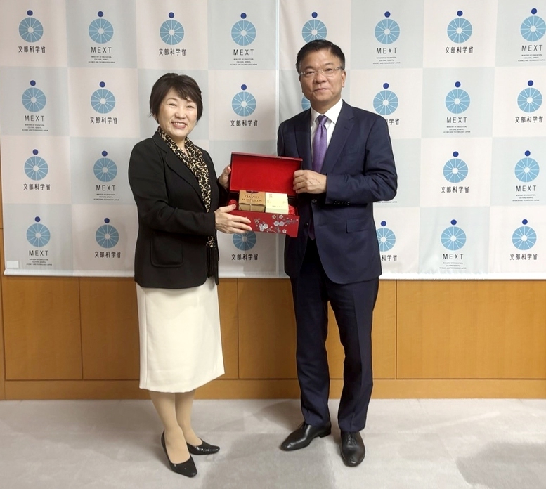 Phó Thủ tướng tặng quà lưu niệm Bộ trưởng Abe Toshiko - Ảnh: VGP/Đức Tuân