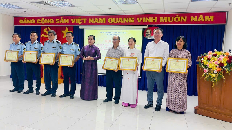 Giám đốc Sở Công Thương trao giấy khen cho các tập thể điển hình tiên tiến