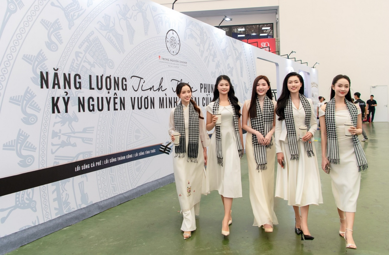 Top 5 Hoa hậu Việt Nam Ngọc Mai, Phương Linh, diễn viên Lương Thanh, Hoa hậu Thể thao Thu Thủy và Hoa khôi Như Quỳnh (từ trái qua phải) cùng Trung Nguyên Legend lan tỏa năng lượng tỉnh thức tại triển lãm A80.