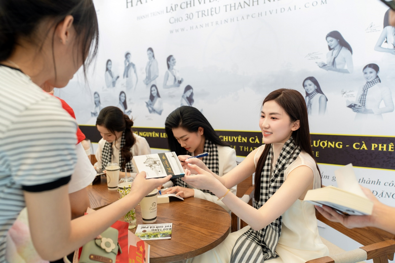 Diễn viên Lương Thanh ký tặng những cuốn sách quý trong Tủ sách Nền tảng đổi đời trong không gian Trung Nguyên Legend tại triển lãm A80.