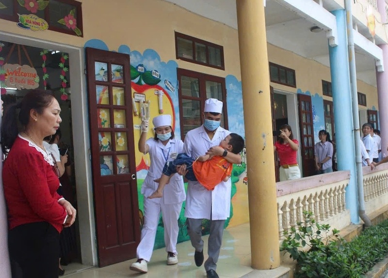Cơ quan chức năng tỉnh Thanh Hóa tổ chức diễn tập phòng chống ngộ độc thực phẩm tại trường học. Ảnh: Lê Hồng Sơn