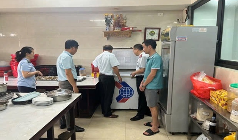 Đoàn kiểm tra liên ngành an toàn thực phẩm tỉnh Thanh Hóa kiểm tra cơ sở kinh doanh dịch vụ ăn uống. Ảnh Lê Hồng Sơn