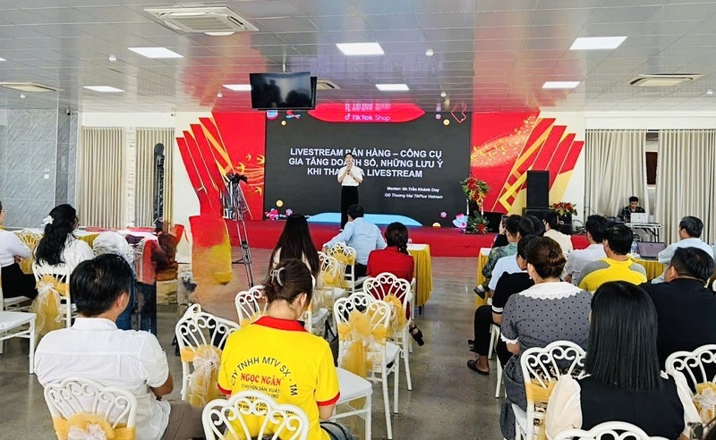Đại diện sàn thương mại điện tử chia sẻ những kiến thức thực tiễn về kỹ năng ứng dụng công nghệ trong kinh doanh... tại hội nghị.