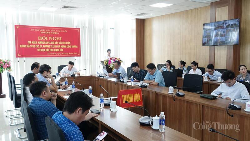 Hội nghị trực tuyến do Sở Công Thương Thanh Hóa tổ chức kết nối đến 166 điểm cầu cấp xã, mọi thắc mắc liên quan lĩnh vực công thương đều được giải đáp chi tiết, cặn kẽ.