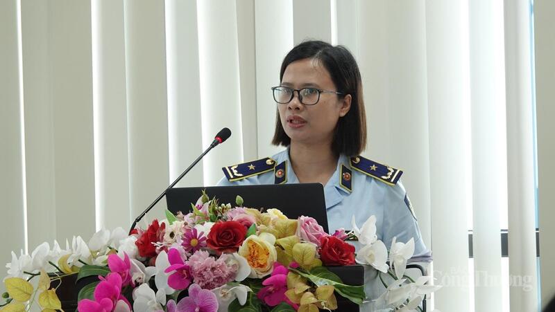 Bà Đỗ Thị Huyền, Phó Trưởng phòng Nghiệp vụ, Chi cục Quản lý thị trường Thanh Hóa đã trực tiếp giải đáp các thắc mắc về việc thành lập cũng như quy chế hoạt động của Ban Chỉ đạo 389 cấp xã.