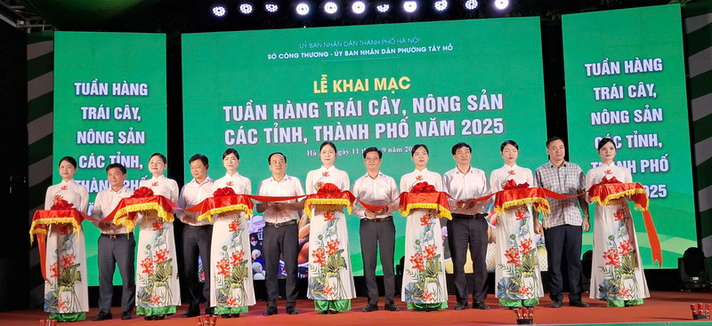 Các đại biểu cắt băng khai mạc tuần hàng. Ảnh: N.H
