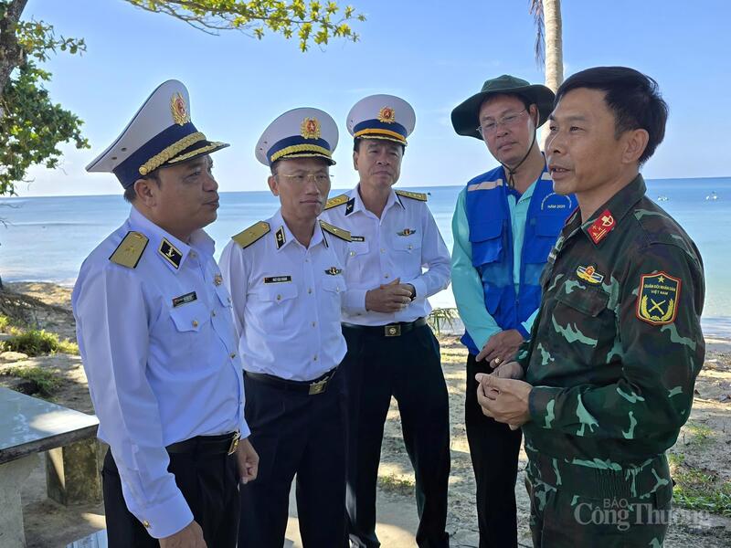 Chuẩn đô đốc Đỗ Văn Yên cùng đoàn công tác đến thăm động viên các lực lượng đang thực thi nhiệm vụ trên đảo.