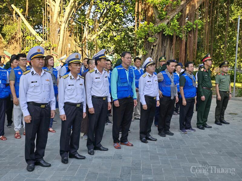 Đoàn công tác làm lễ dâng hương tại đền thờ Thổ Châu