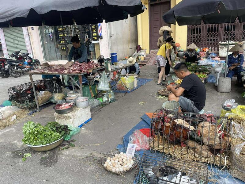 Chợ tạm ngay mặt đường Nguyễn Văn Giáp.