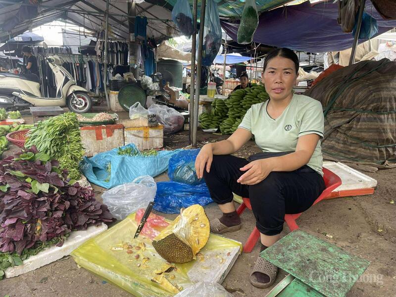 Chị Kim Phương, tiểu thương tại chợ Minh Khai chia sẻ về giá rau xanh những ngày qua.