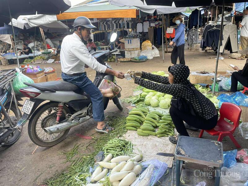 Nhiều người tiêu dùng chuyển từ mua rau xanh sang mua các loại củ để tiết kiệm chi phí sinh hoạt.